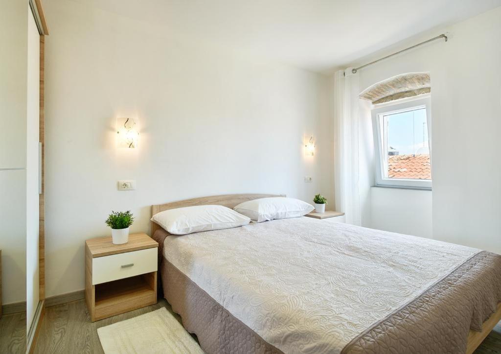 Roviv Apartments In The Old Town By Irundo โรวีน ภายนอก รูปภาพ